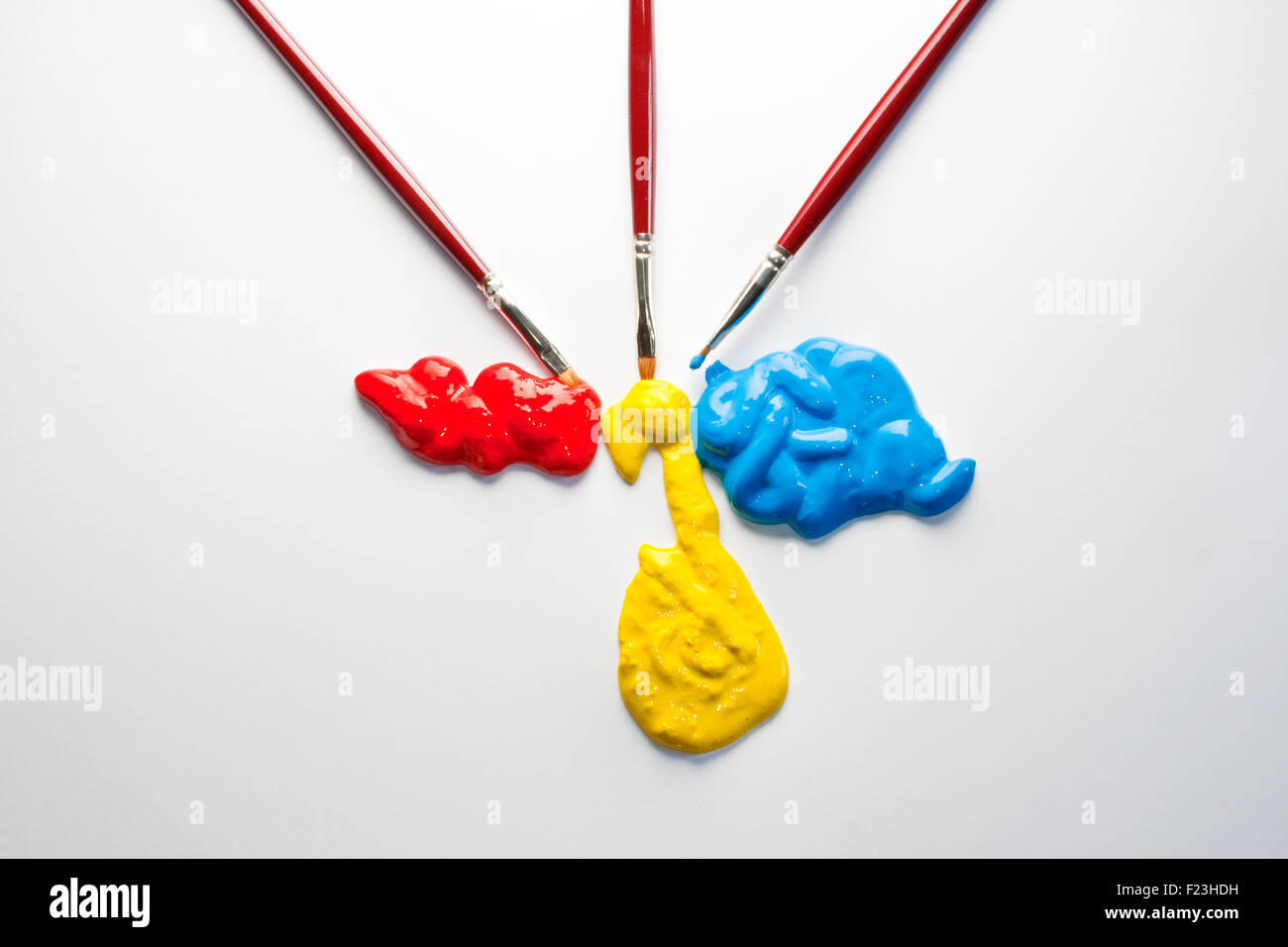 Pinsel mit blauen, gelbe und rote Farben auf weißer Hintergrund Stockfoto Pinsel mit blauen, gelbe und rote Farben auf weißer Hintergrund Stockfoto