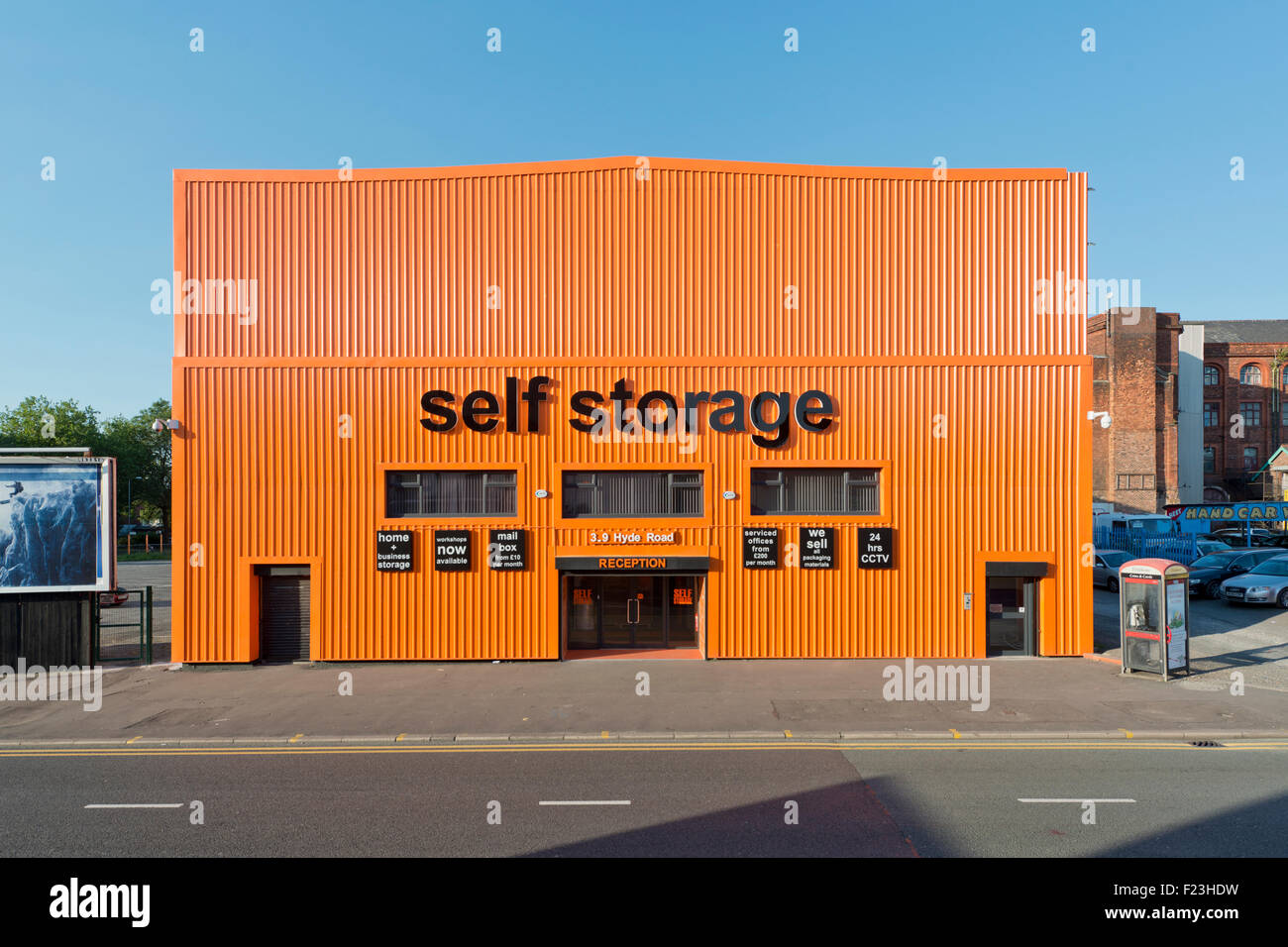 Ein Self-Storage-Geschäft liegt an der A57 Hyde Road in Ardwick Manchester. Stockfoto