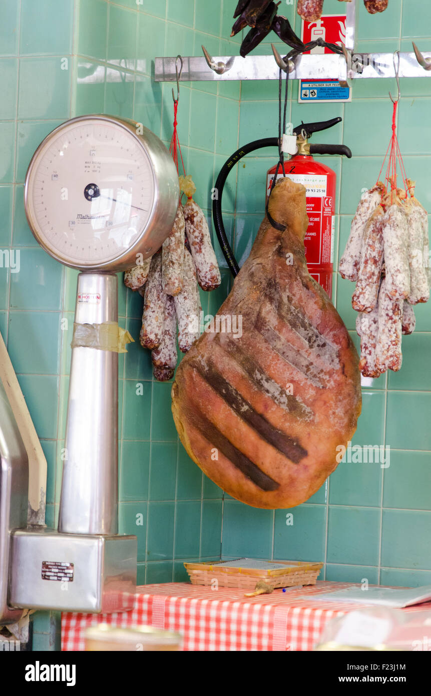 Gesamte Bayonne-Schinken Jamon Trocknung in einem Raum, Saucisson, Wurstwaren und eine balance Stockfoto