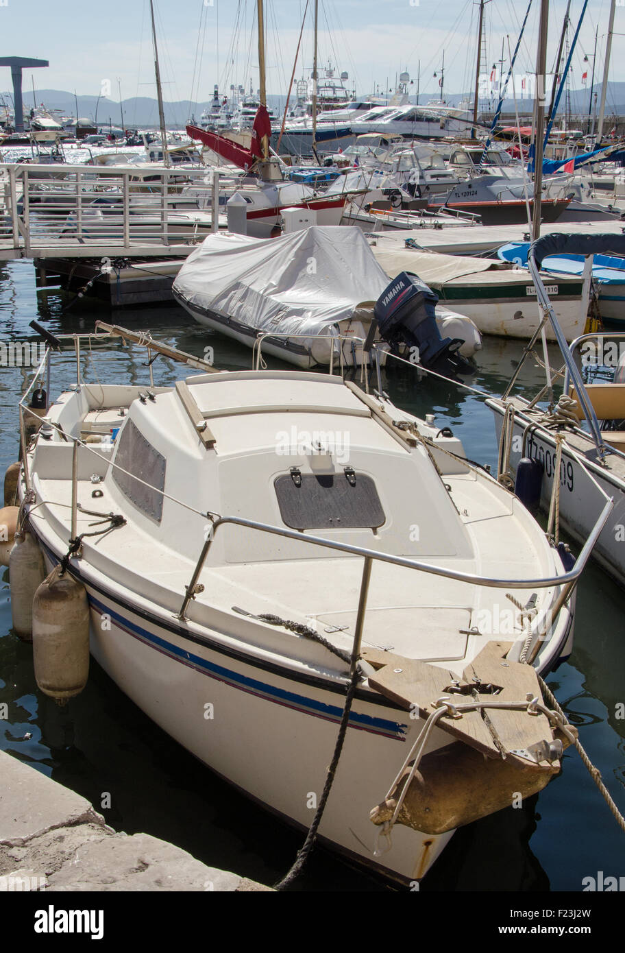 Boot auf einer Marina-Bucht mit anderen Booten Stockfoto