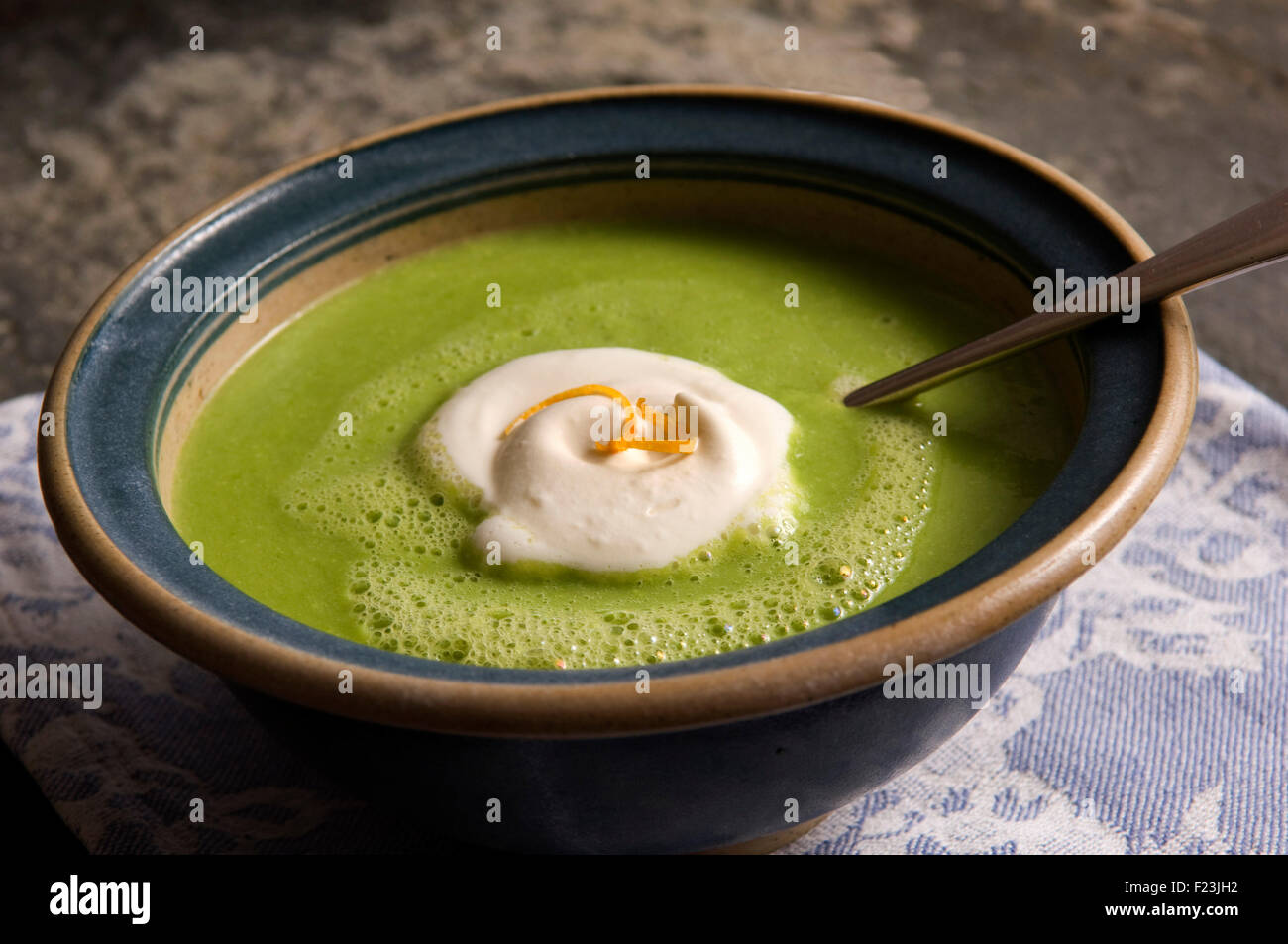 Erbsensuppe mit Creme und orange Schale. eine UK Gemüse Schüssel essen "Schildchen" Futternapf Essen kochen Stockfoto