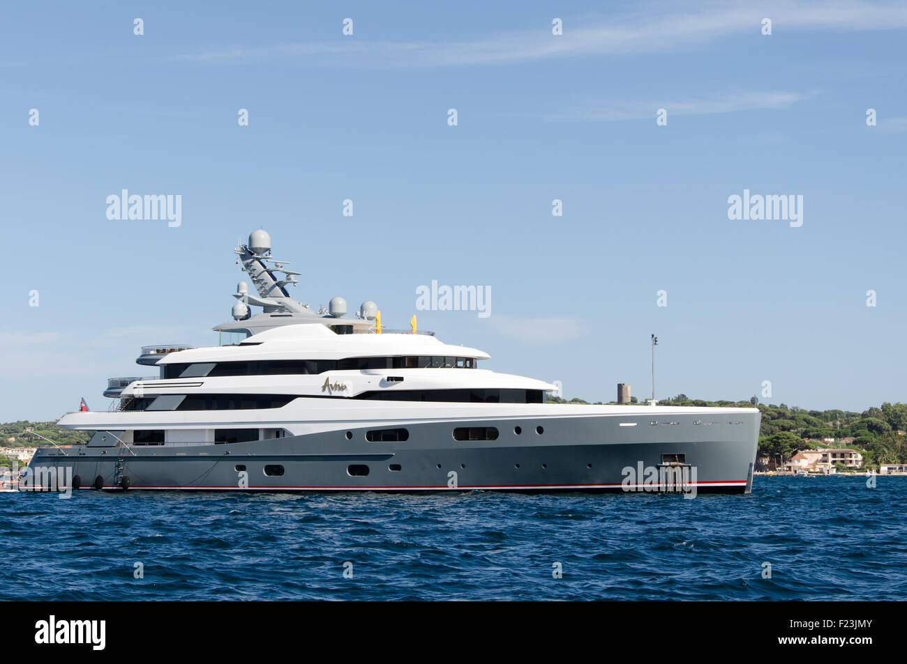 Boote mit einem blauen Himmelshintergrund bei Saint-Tropez Stockfoto