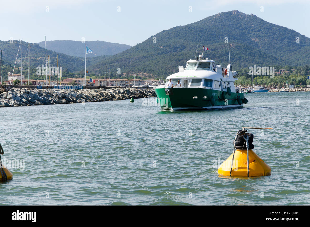 Grüne Boote mit einem blauen Himmelshintergrund bei Saint-Tropez und eine Boje erhltlich. Stockfoto