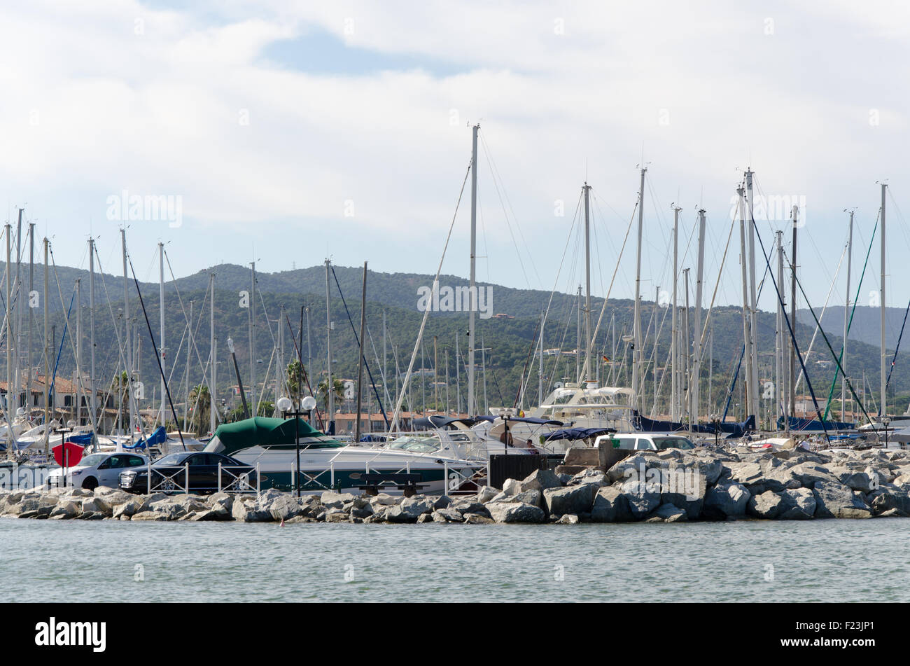 Boote mit einem blauen Himmelshintergrund bei Saint-Tropez Stockfoto