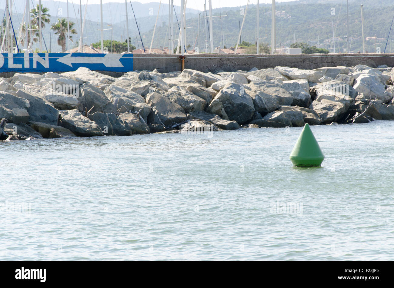 Eine grüne Boje schwimmt auf einem Meer Stockfoto