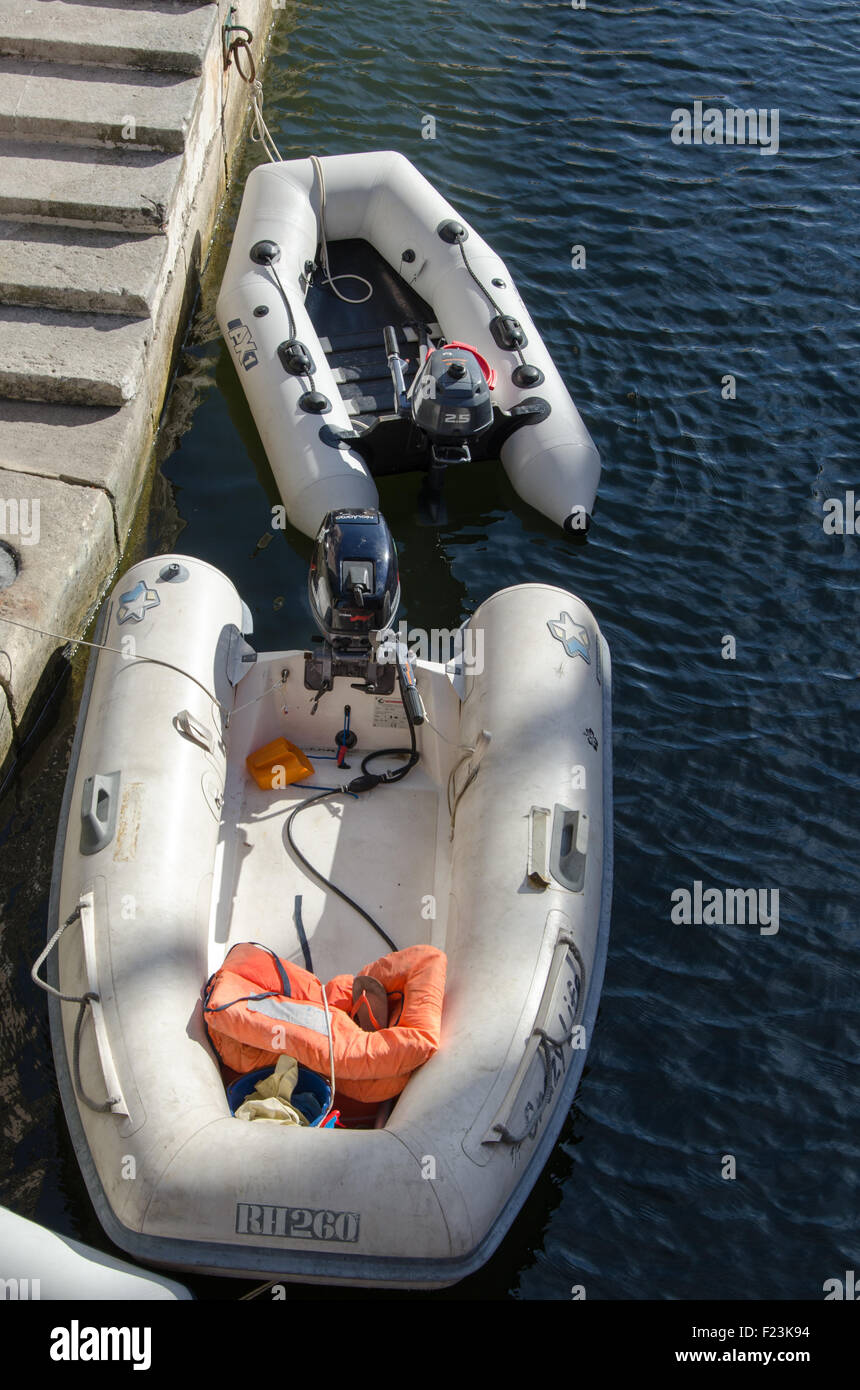 Zwei Schlauchboote auf blauem Wasser abgestellt Stockfoto