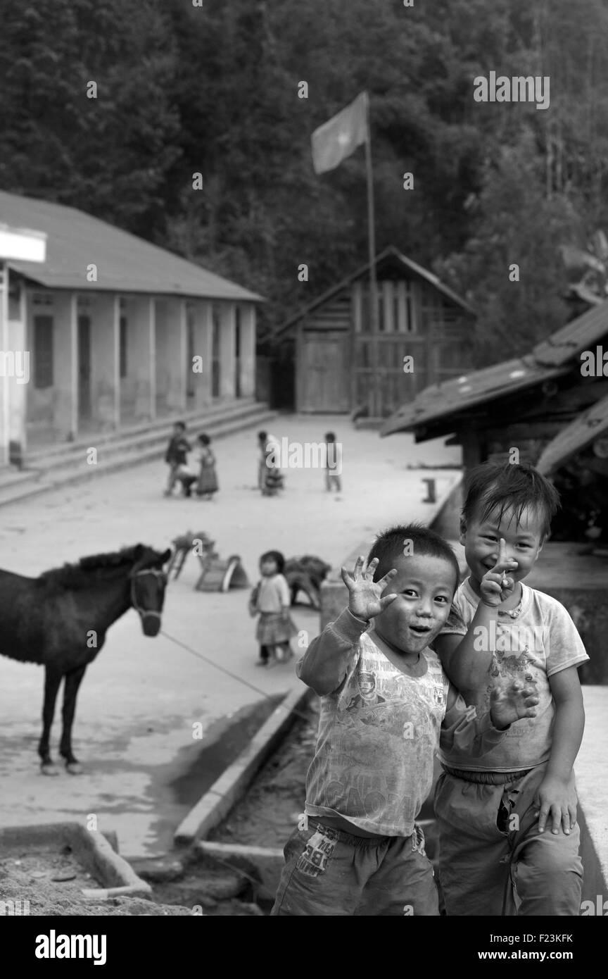 Schwarz / weiß Bild vietnamesische Kinder im Dorf nördlich von Bac Ha. Lao Cai Provinz, Vietnam Stockfoto