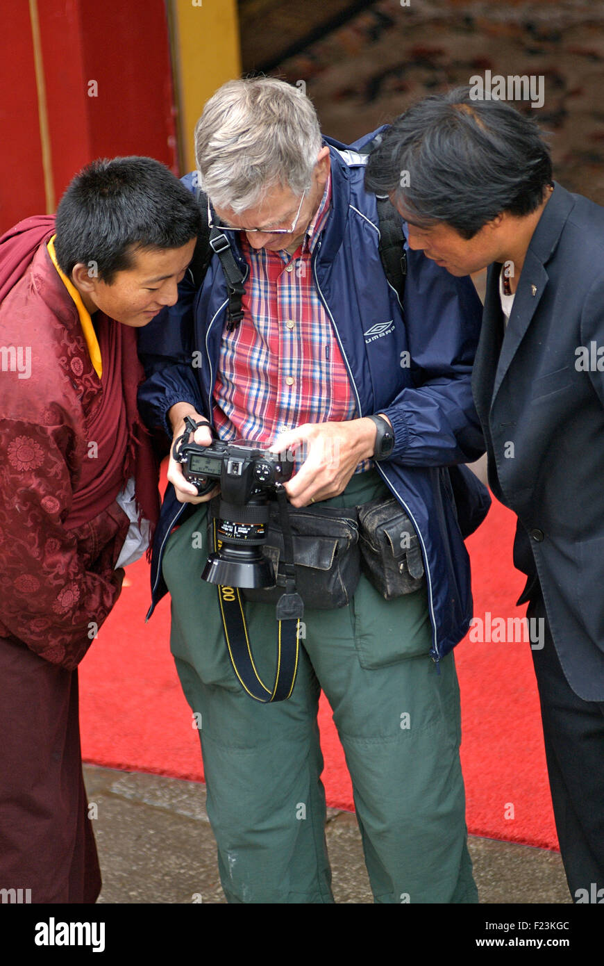 Westliche Touristen Fotografen tibetische einheimische seine Fotos teilhaben. Lhasa, Tibet. Nur Modell europäisches Thema veröffentlicht Stockfoto