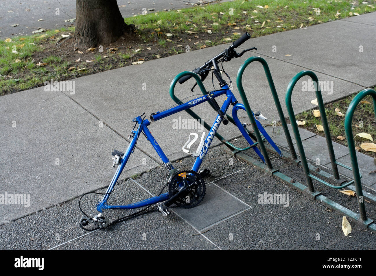 Vandalized blau Fahrrad zu einem Metall Bike Rack in Vancouver, BC, Kanada gesperrt Stockfoto