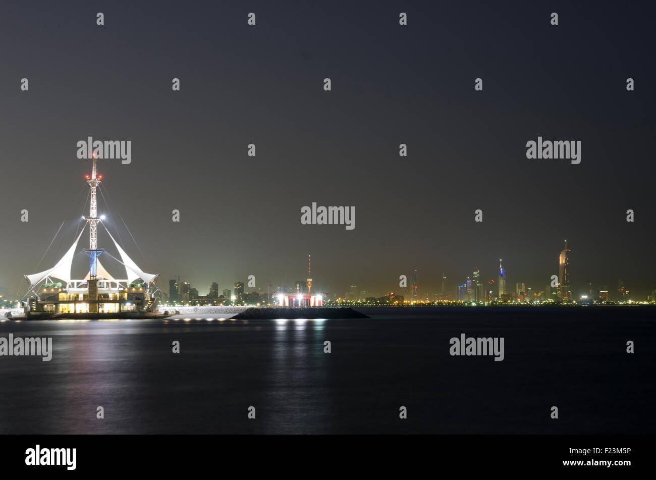 Marina Wellen mit Kuwait City Skyline in der Ferne von Ras el Salmyia. Stockfoto