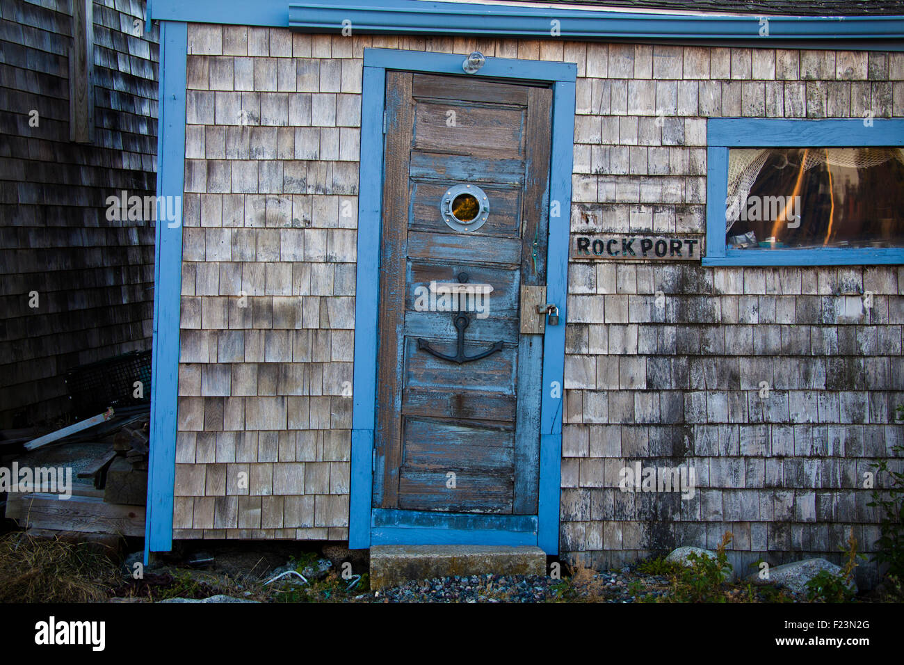 Alte Fischerei Shack in Rockport Hafen an der Anlegestelle in Massachusetts. Struktur ist umhüllt von Zederschindeln schütteln Stockfoto