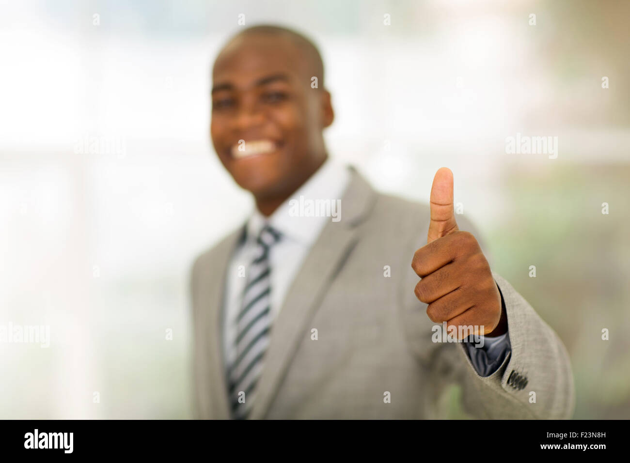 Afrikanischen Geschäftsmann Daumen aufgeben Stockfoto