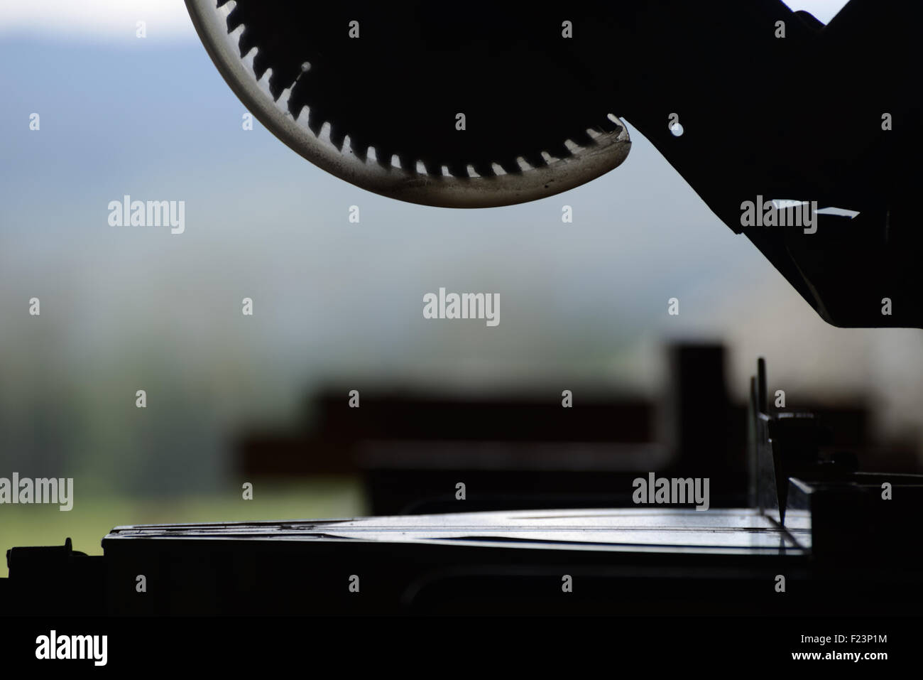 Silhouette der Sägetisch auf einer Baustelle Stockfoto