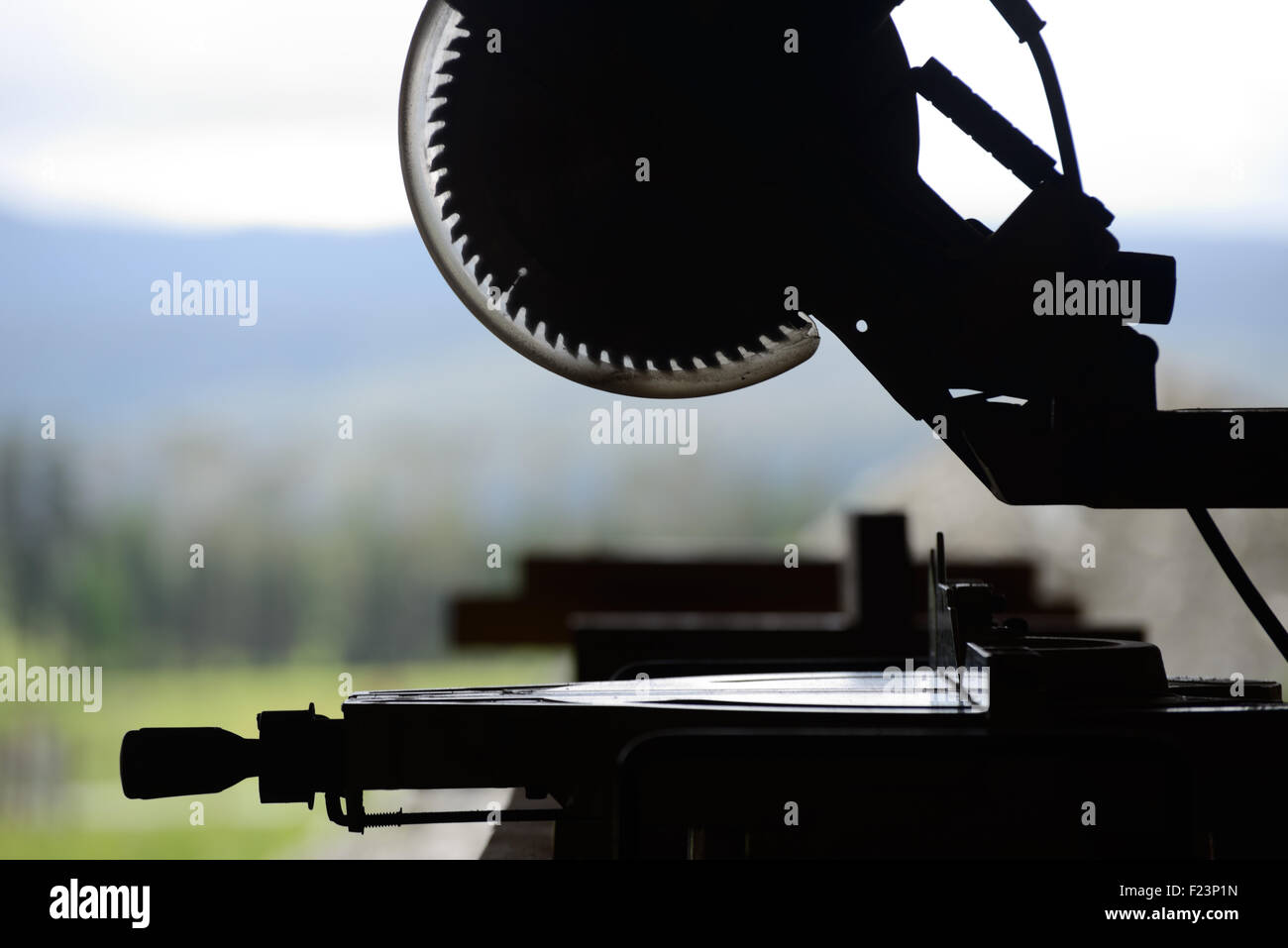 Silhouette der Sägetisch auf einer Baustelle Stockfoto