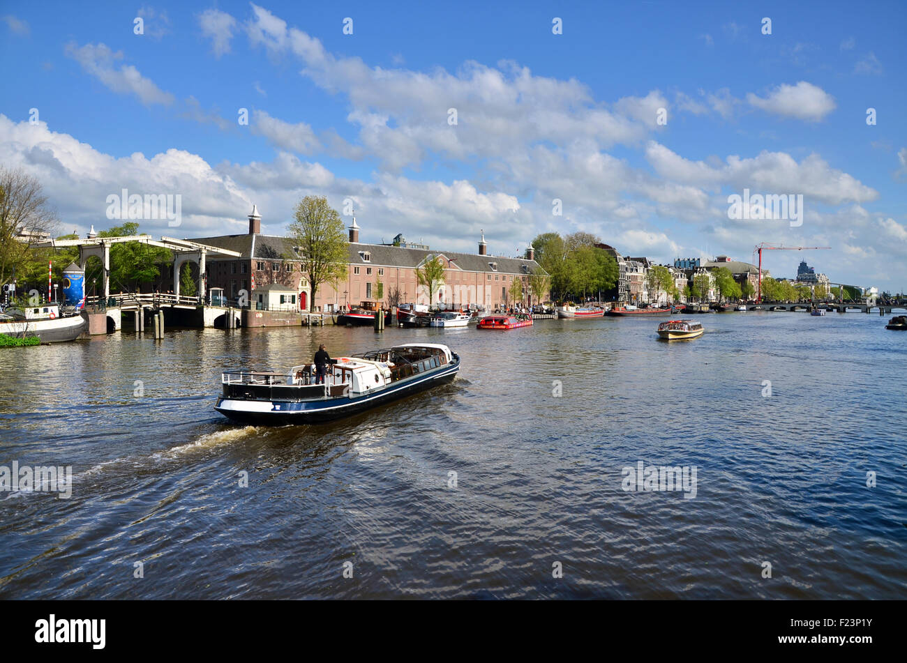 Häuser und Boote am Kanal in Amsterdam, Amsterdam ist die Hauptstadt der Niederlande Stockfoto