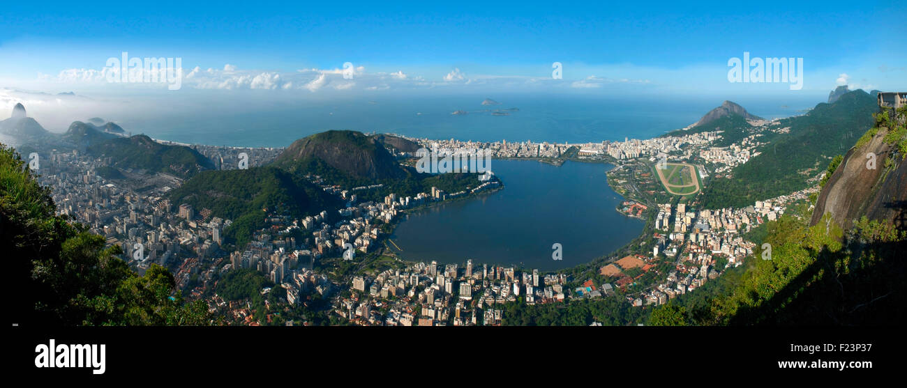 Panoramablick auf Rio De Janeiro, Himmel, Stadt und Meer Blick von Christus den Erlöser. Brasilien-Landschaft. Stockfoto