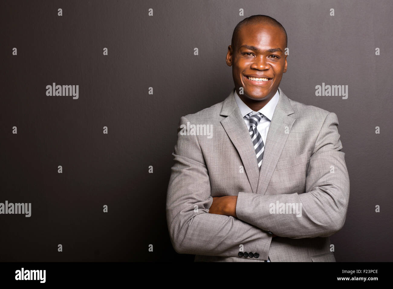 Porträt der glückliche junge Afro amerikanische Geschäftsmann in die Kamera schaut Stockfoto