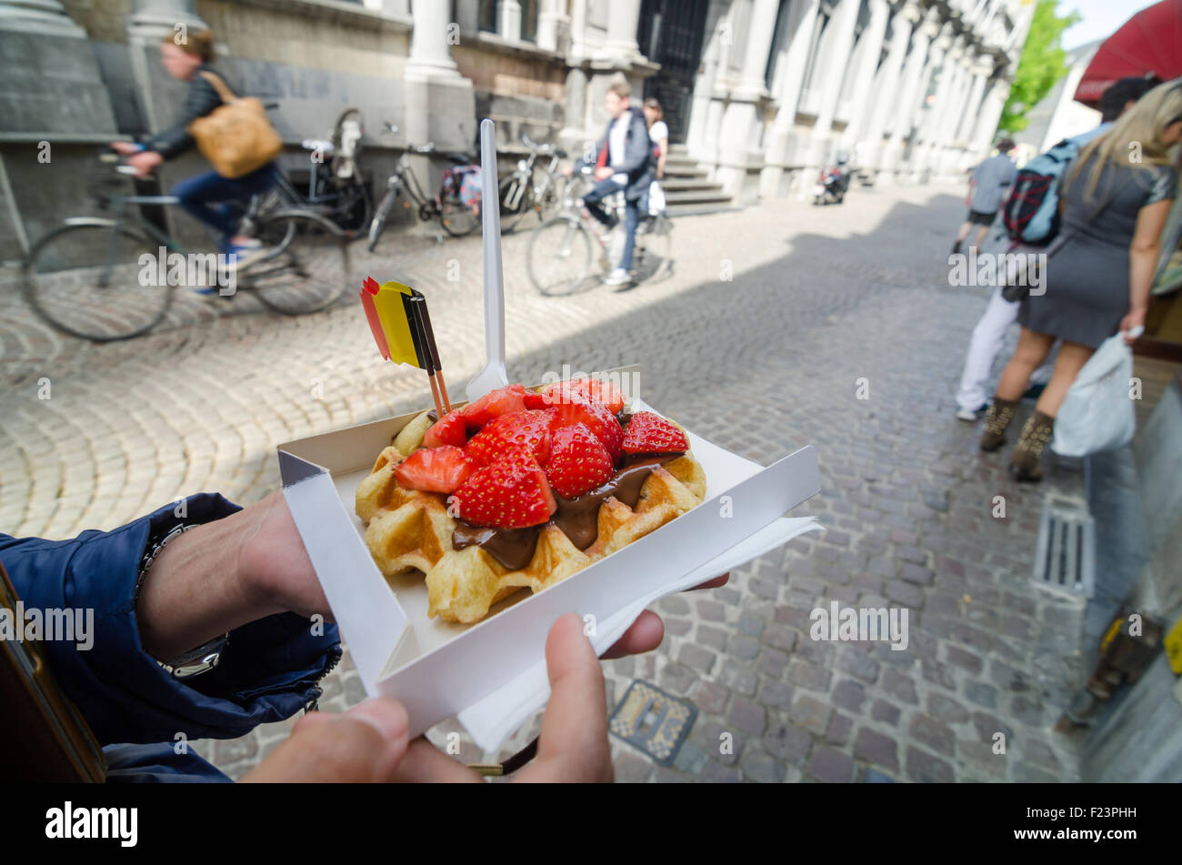 Belgien-Waffel mit Schokoladensauce und Erdbeeren, Brügge Stadt Hintergrund Stockfoto