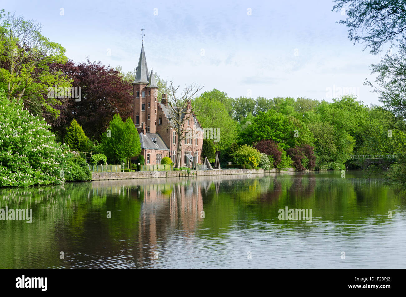 Flämischen Stil Gebäude reflektiert in Minnewater See, märchenhafte Landschaft in Brügge, Belgien Stockfoto