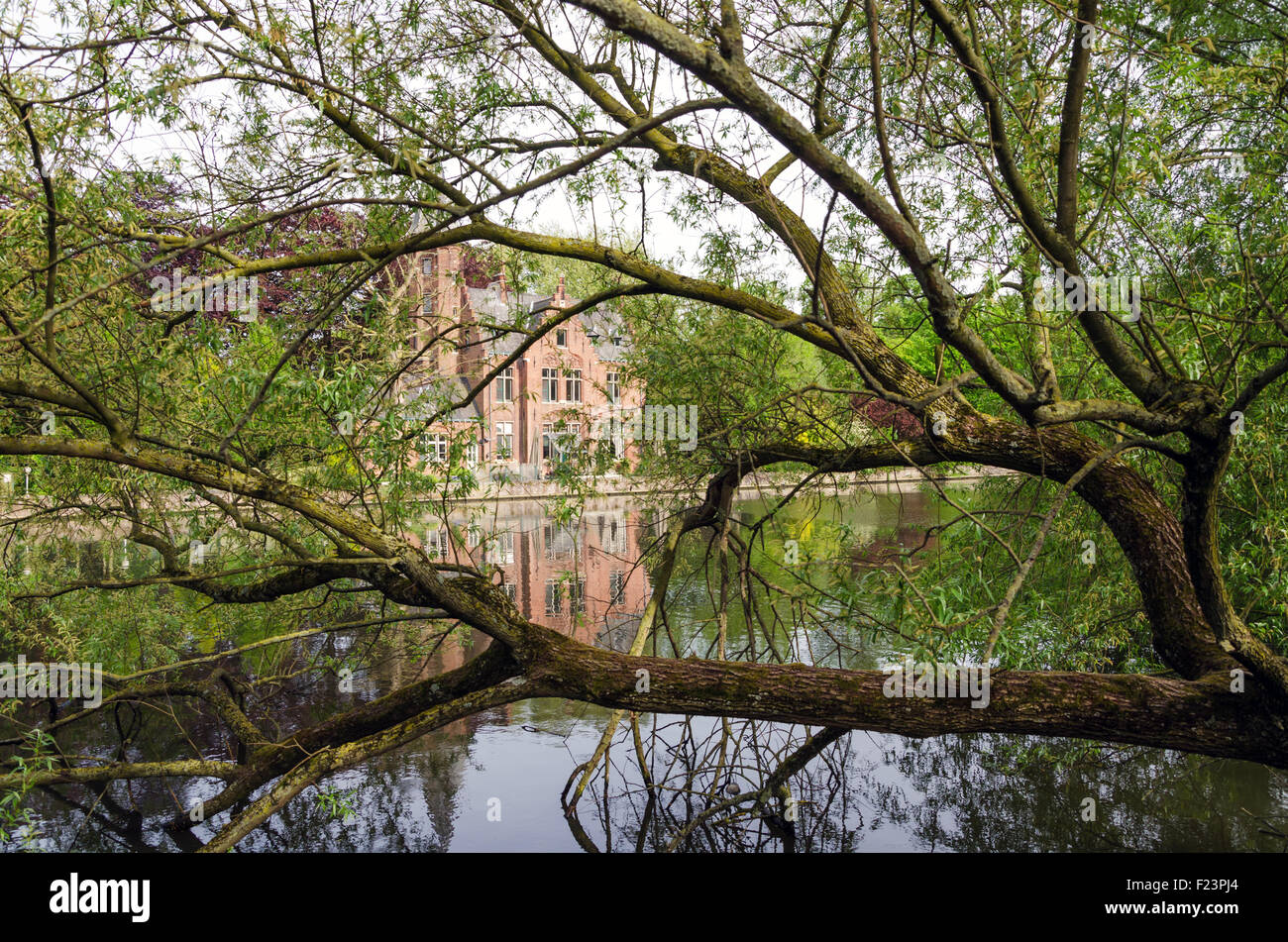 Flämischen Stil Gebäude im Minnewater See, märchenhafte Landschaft in Brügge, Belgien Stockfoto
