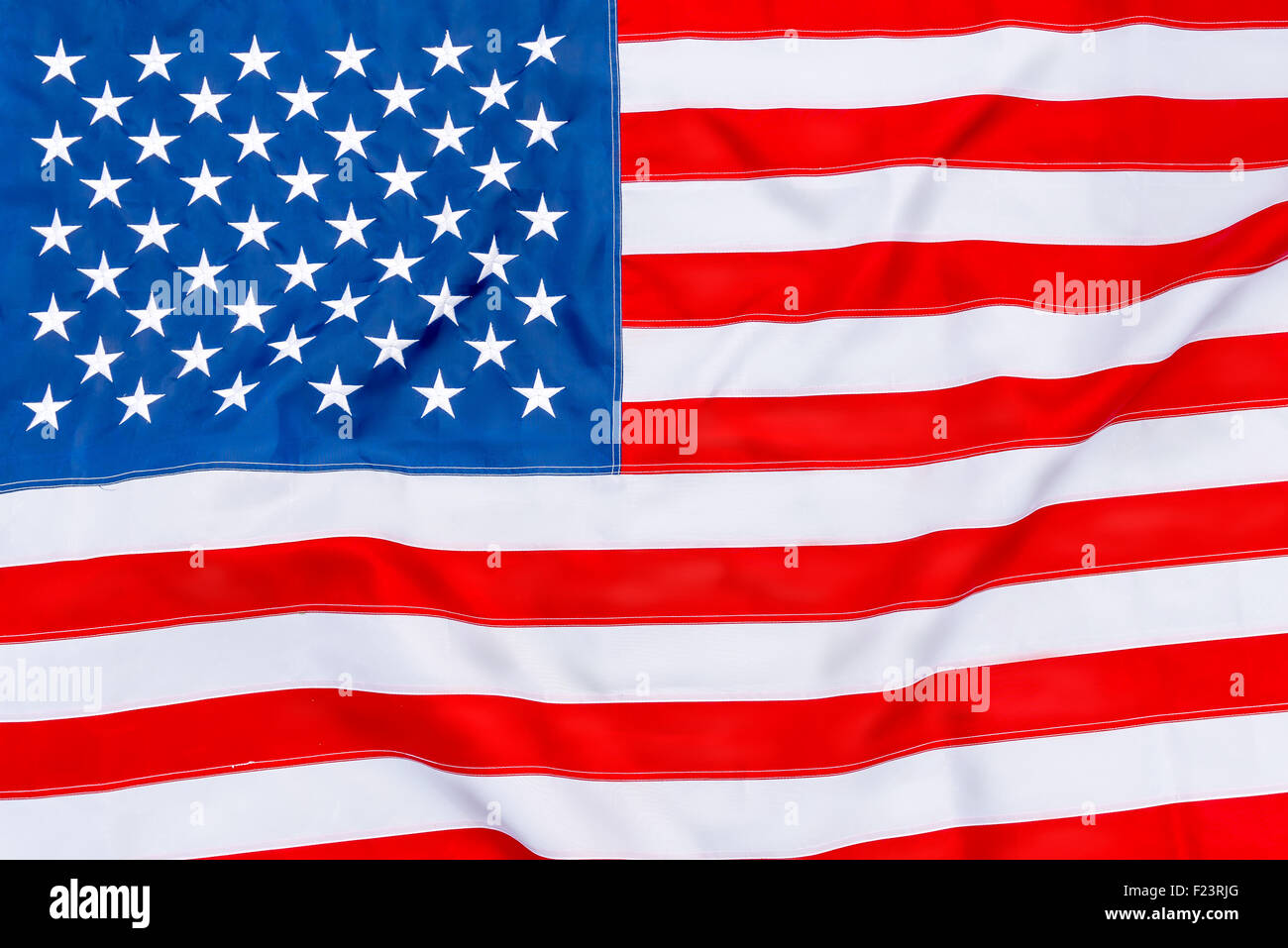 Amerikanische Flagge füllt den Rahmen vollständig und flattern im Wind Stockfoto