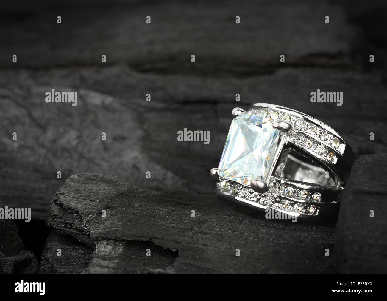 Schmuck Ring mit brillant auf dunklen Kohle Hintergrund Stockfoto