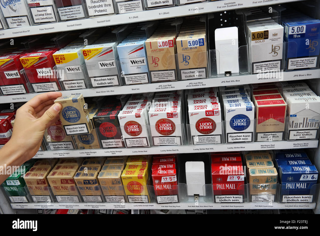 Zigaretten kaufen Stockfoto