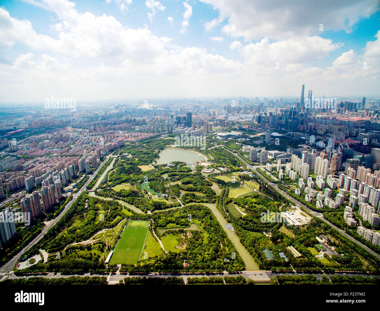 Shanghai. 8. Sep, 2015. Foto aufgenommen am 8. September 2015 zeigt eine Luftaufnahme des Century Park in Ost-China Shanghai Municipality. © Cheng Xugang/Xinhua/Alamy Live-Nachrichten Stockfoto