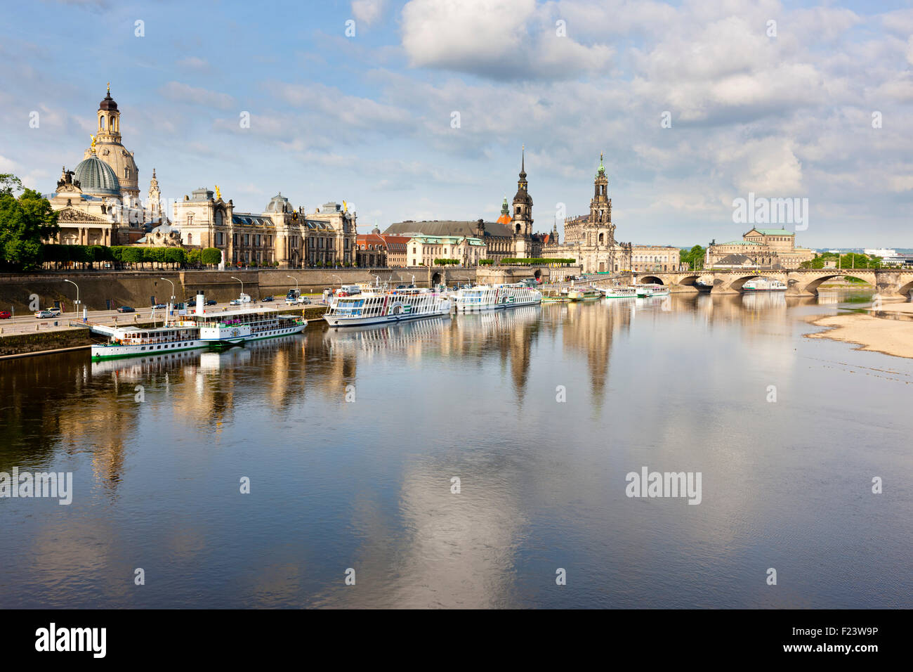 Kreuzfahrtschiff auf der Elbe vor der Skyline von Dresden mit dem Dom, Brühlschens Terrasse und der Kunstakademie Stockfoto