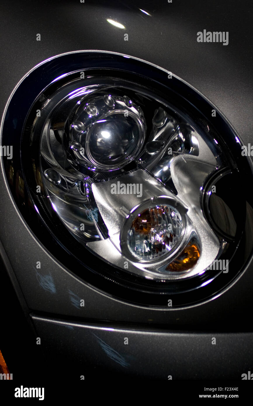 Auto headlight -Fotos und -Bildmaterial in hoher Auflösung – Alamy