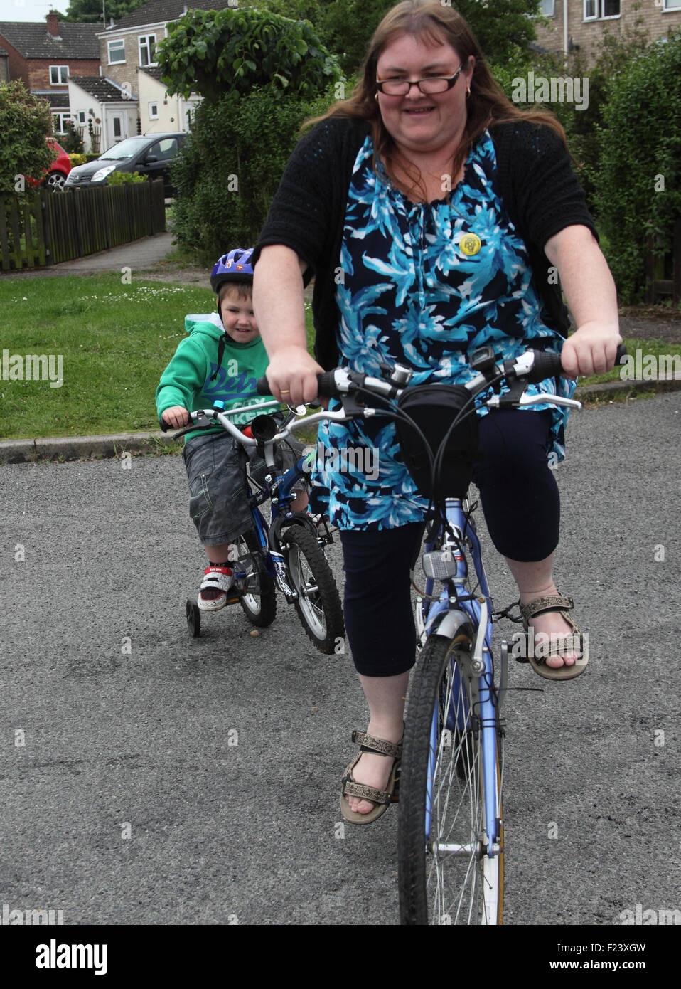 Mutter und Kind mit Fahrrad und trailgator Stockfoto