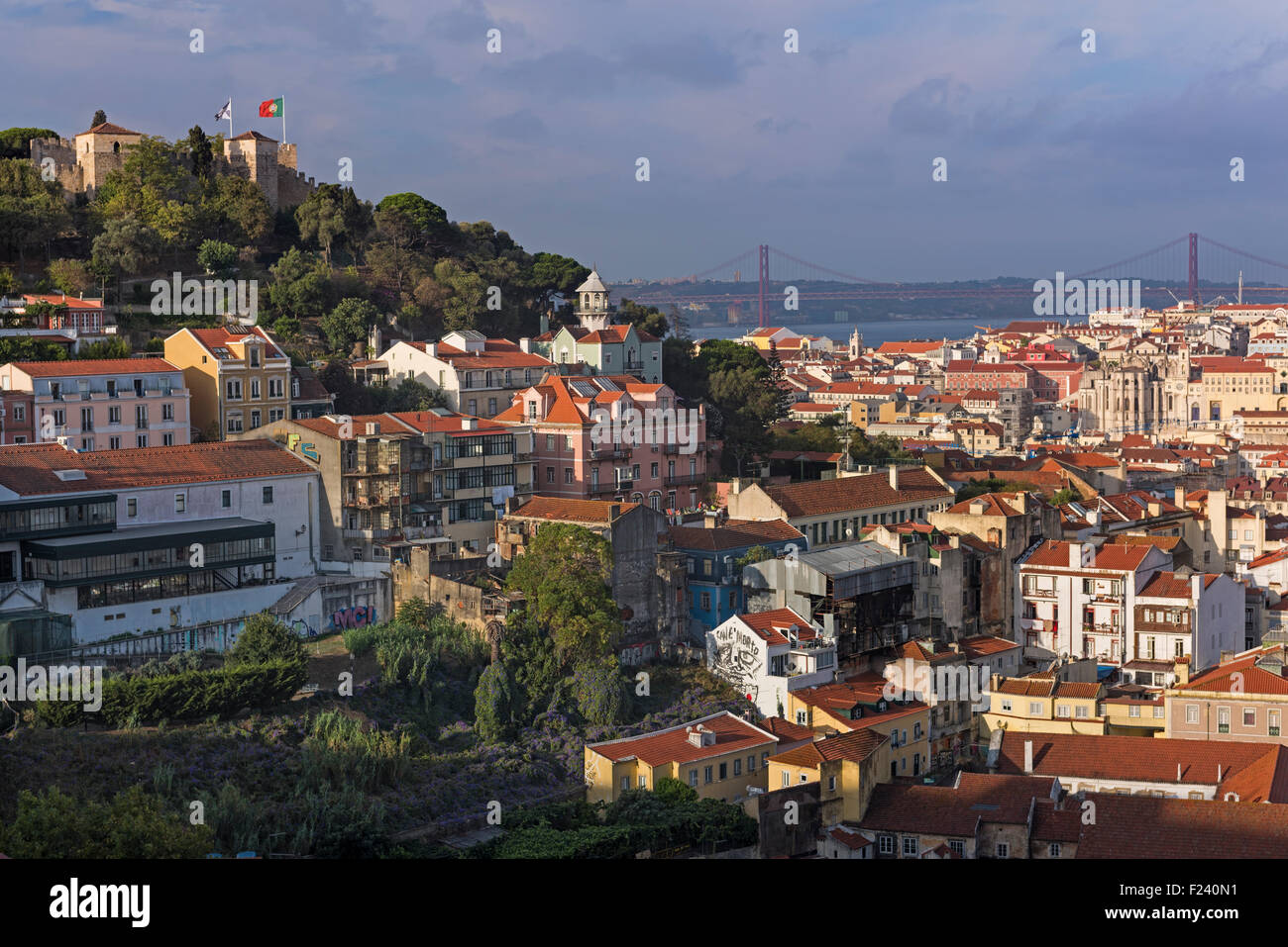 Blick auf die Stadt, Burg und Brücke Lissabon Portugal Stockfoto