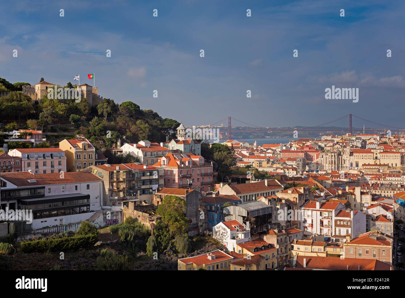 Blick auf die Stadt, Burg und Brücke Lissabon Portugal Stockfoto
