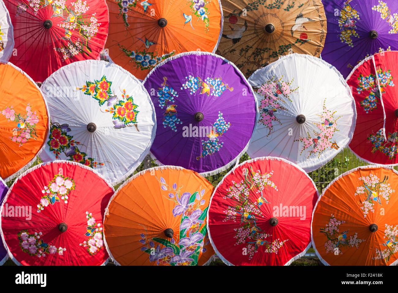Reihen von bunten Sonnenschirmen auf dem Display an Thai Festival Poole, Dorset, UK im September Stockfoto