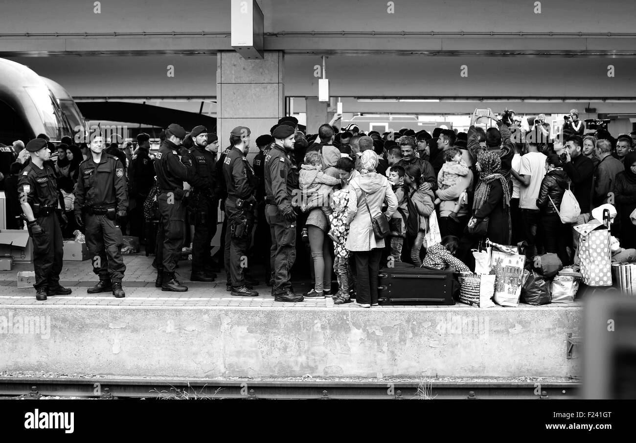 Syrische Flüchtlinge versuchen, nach Deutschland zurück gehalten, von der Wiener Polizei Stockfoto