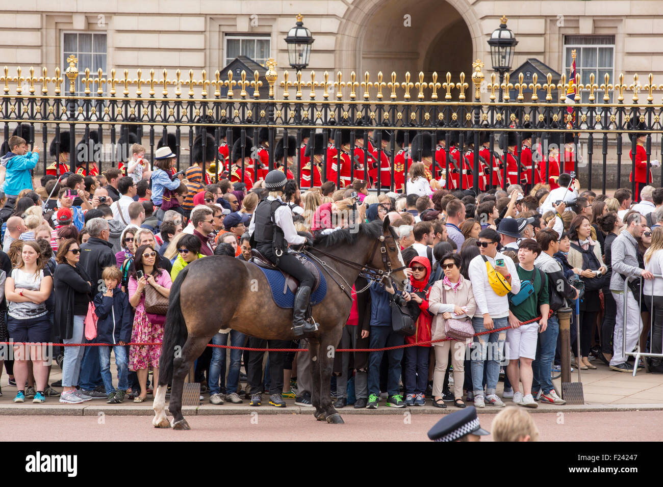 Touristen-Warteschlange, beobachten Sie die Wachablösung am Buckingham Palace, London, UK. Stockfoto