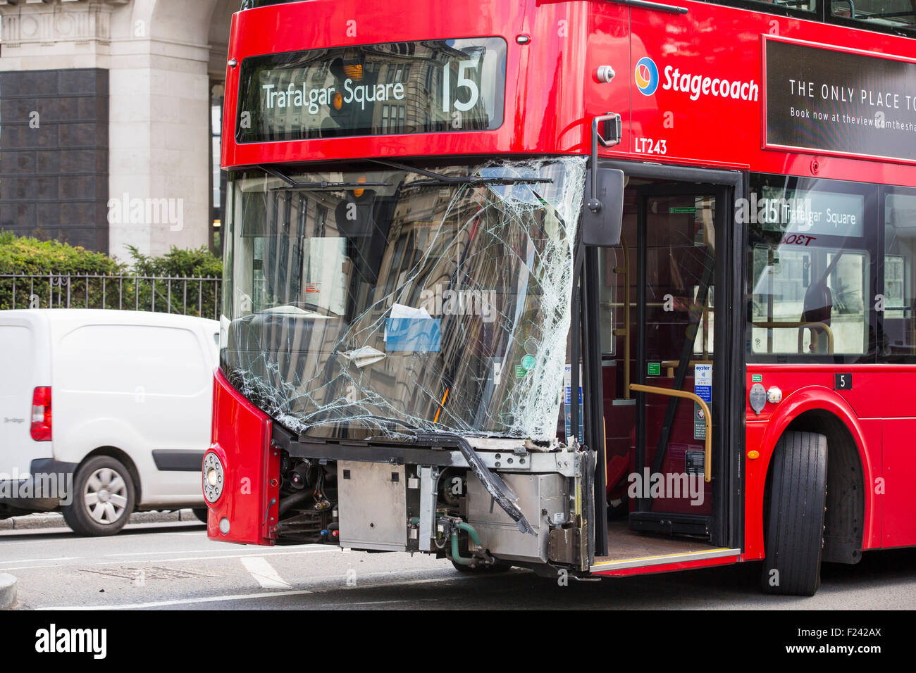 Ein London-Bus mit einer zertrümmerten Windschutzscheibe dahinter lief in den Rücken eines anderen Fahrzeugs, London, UK. Stockfoto