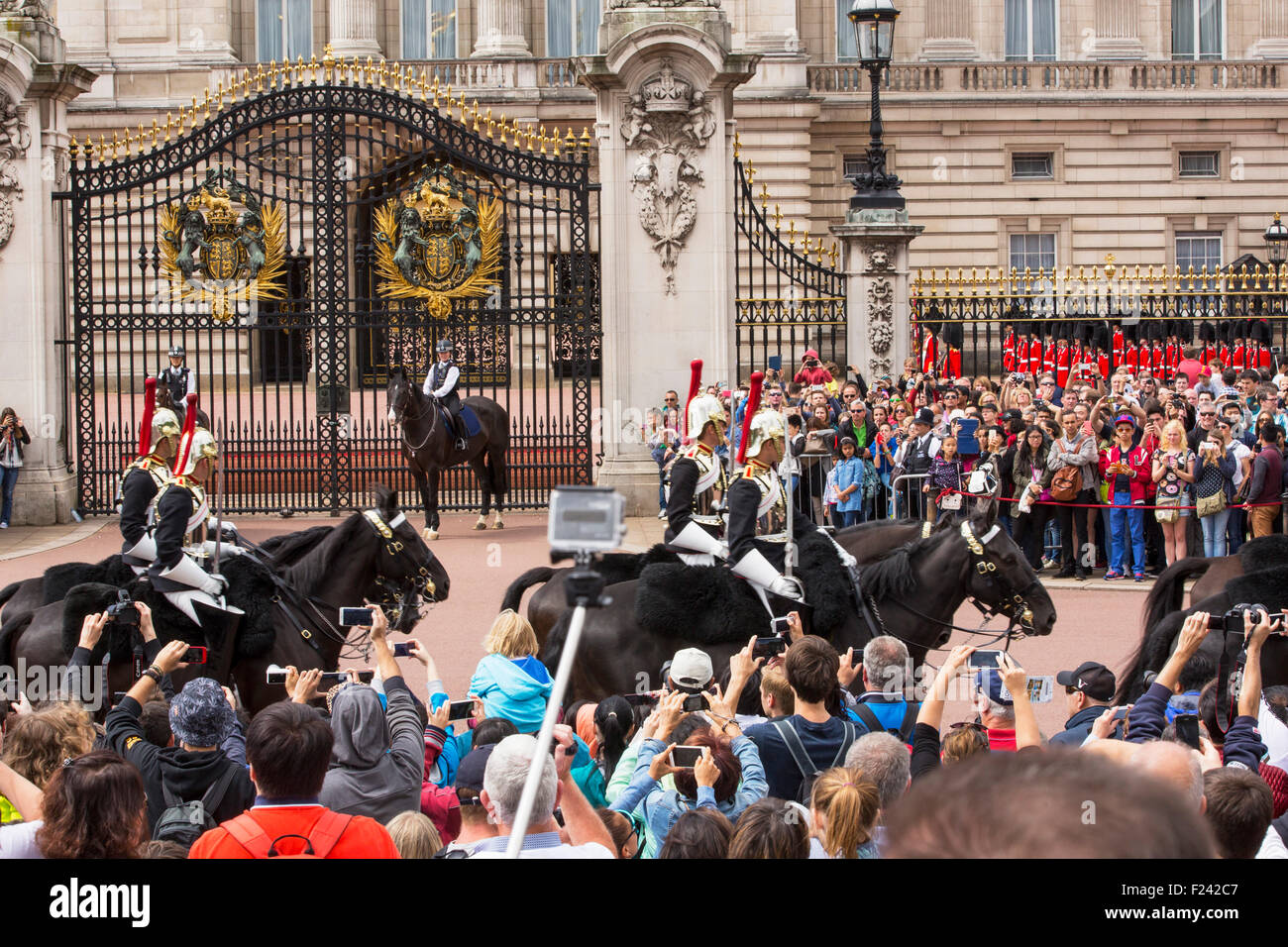 Touristen-Warteschlange, beobachten Sie die Wachablösung am Buckingham Palace, London, UK. Stockfoto