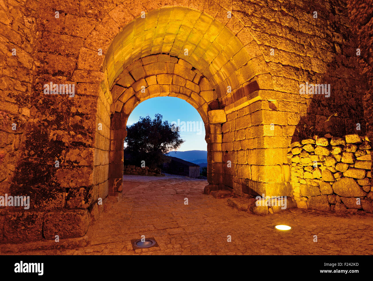 Portugal: Nächtlich beleuchteten mittelalterlichen Tor des historischen Dorfes Sortelha Stockfoto