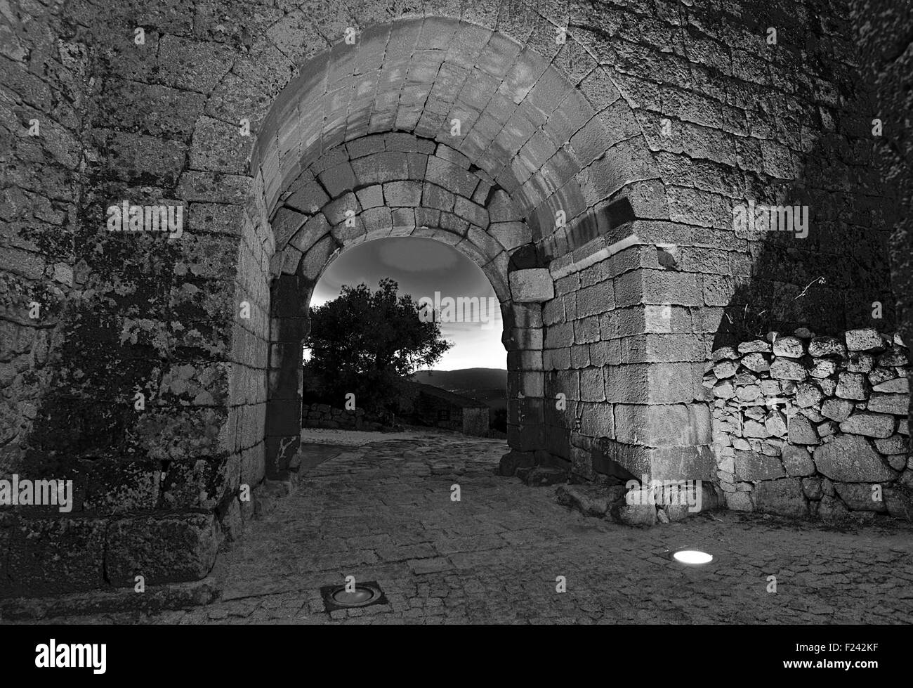 Portugal: Nächtlich beleuchteten mittelalterlichen Tor des historischen Dorfes Sortelha (bw) Stockfoto