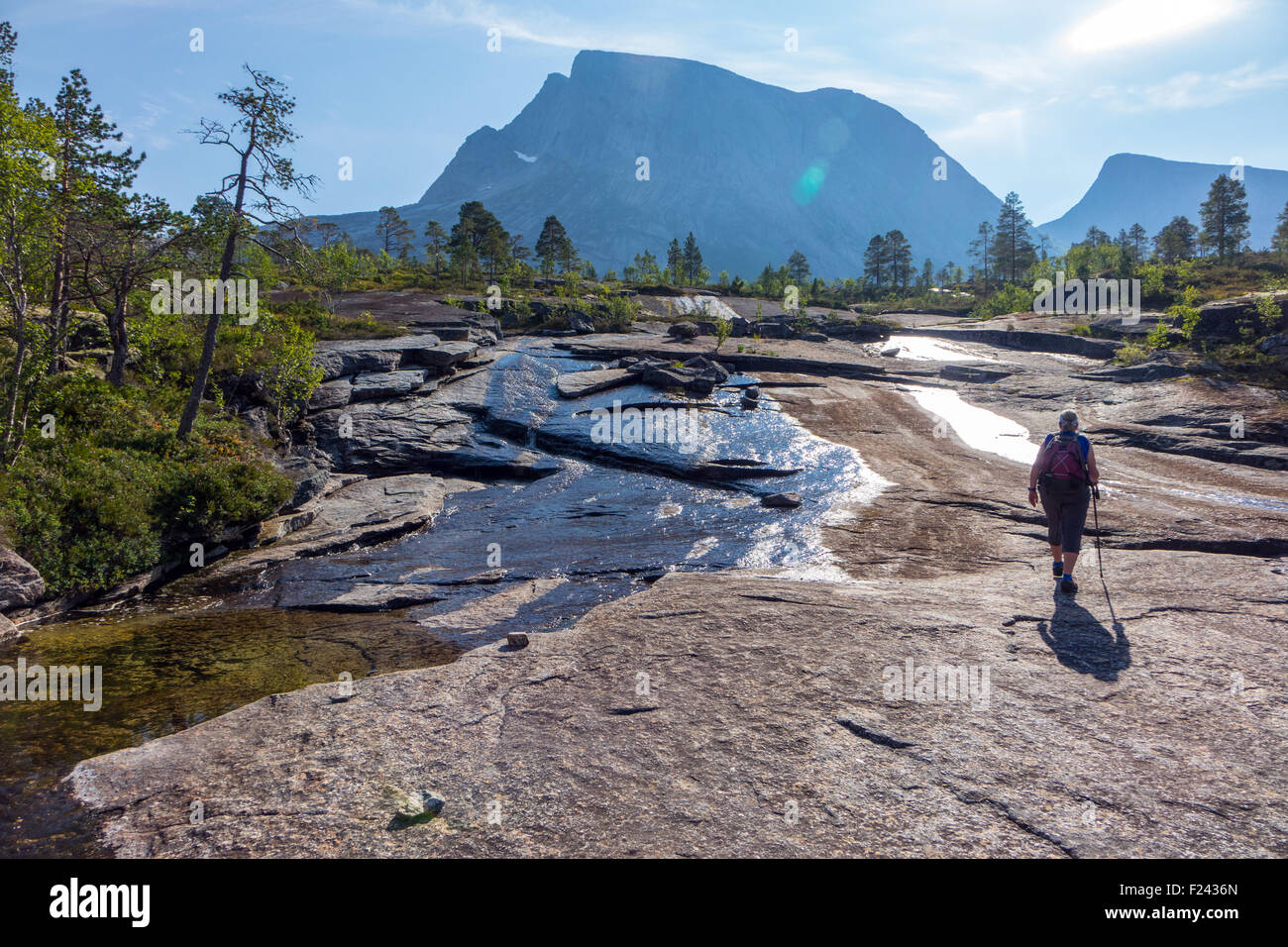 Kleine einsame Figur nähert sich Verdenssvaet Welten Platte, riesige Granitplatte in der Nähe von Narvik, Arktis Noway Stockfoto