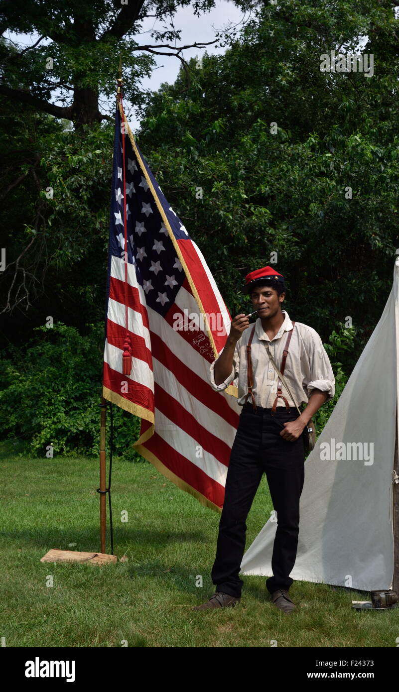 ein Soldat seine Pfeife rauchen, während Bürgerkrieg zur Erinnerung an die alte Bethpage Dorf Wiederherstellung Long Island Stockfoto