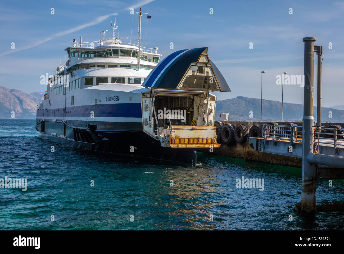 Andocken an vorne anheben, Kreuzung Fjord, Arktis Norwegen Fähre Stockfoto