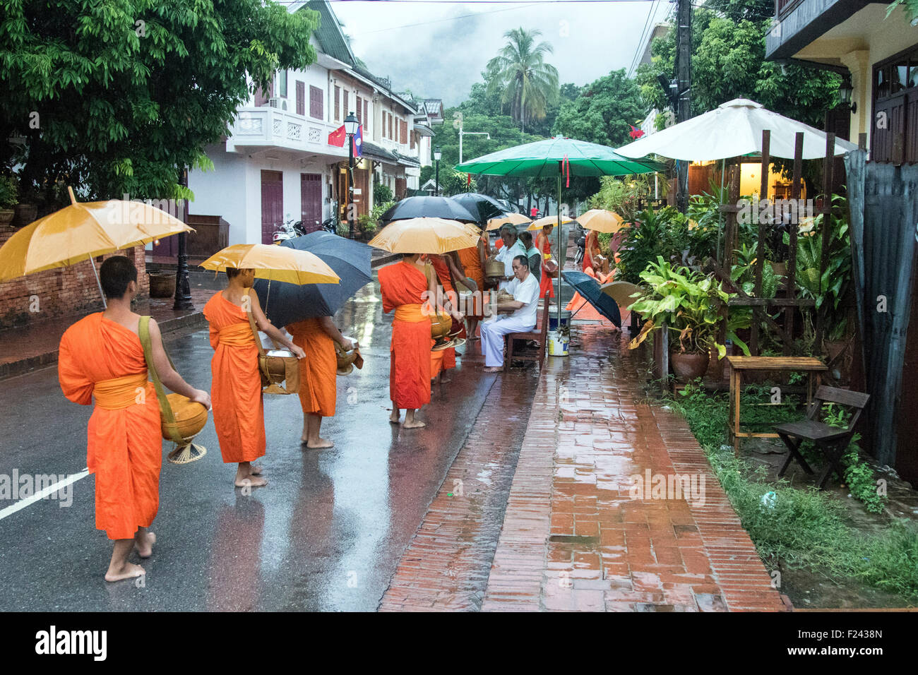 Buddhistische Mönche sammeln Almosen kostenloses Essen Nächstenliebe Stockfoto