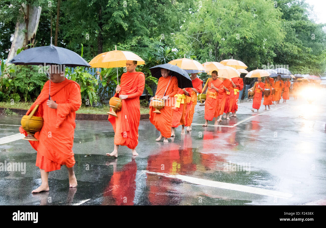 Buddhistische Mönche sammeln Almosen kostenloses Essen Nächstenliebe Stockfoto