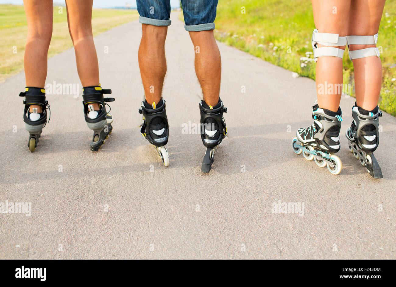 Nahaufnahme der Beine in Skates Skaten auf Straße Stockfoto