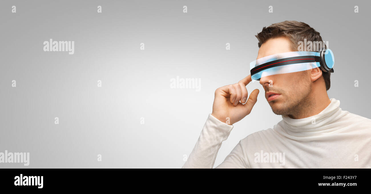 Mann mit futuristischen 3D-Brille und Sensoren Stockfoto