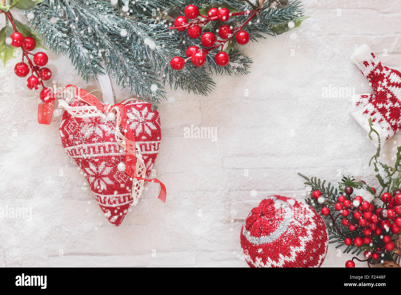 Wollige Weihnachtsdekoration Ornamente. Weihnachten Hintergrund mit Christbaumschmuck, Textfreiraum Stockfoto