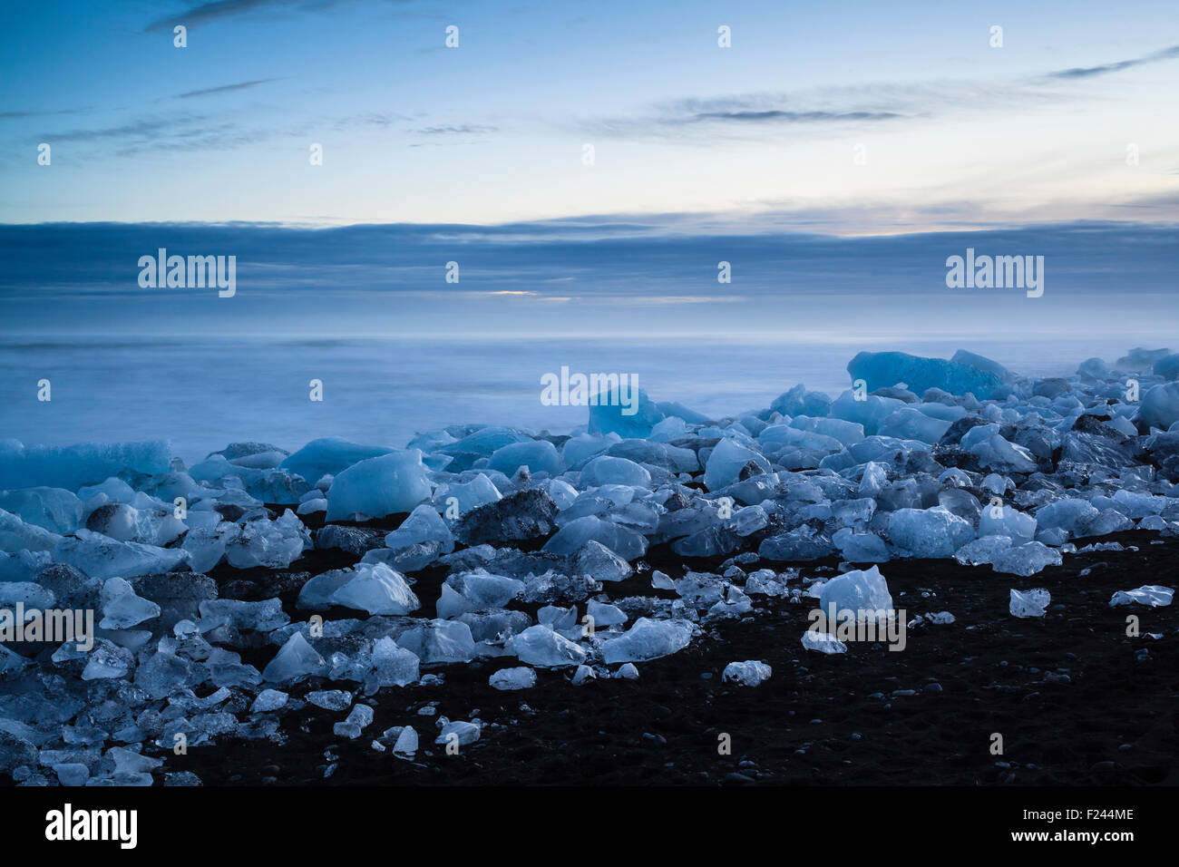 Eisberge von der Gletscherlagune Jökulsárlón angespült auf einem schwarzen vulkanischen Sandstrand. Süd-Island. Stockfoto