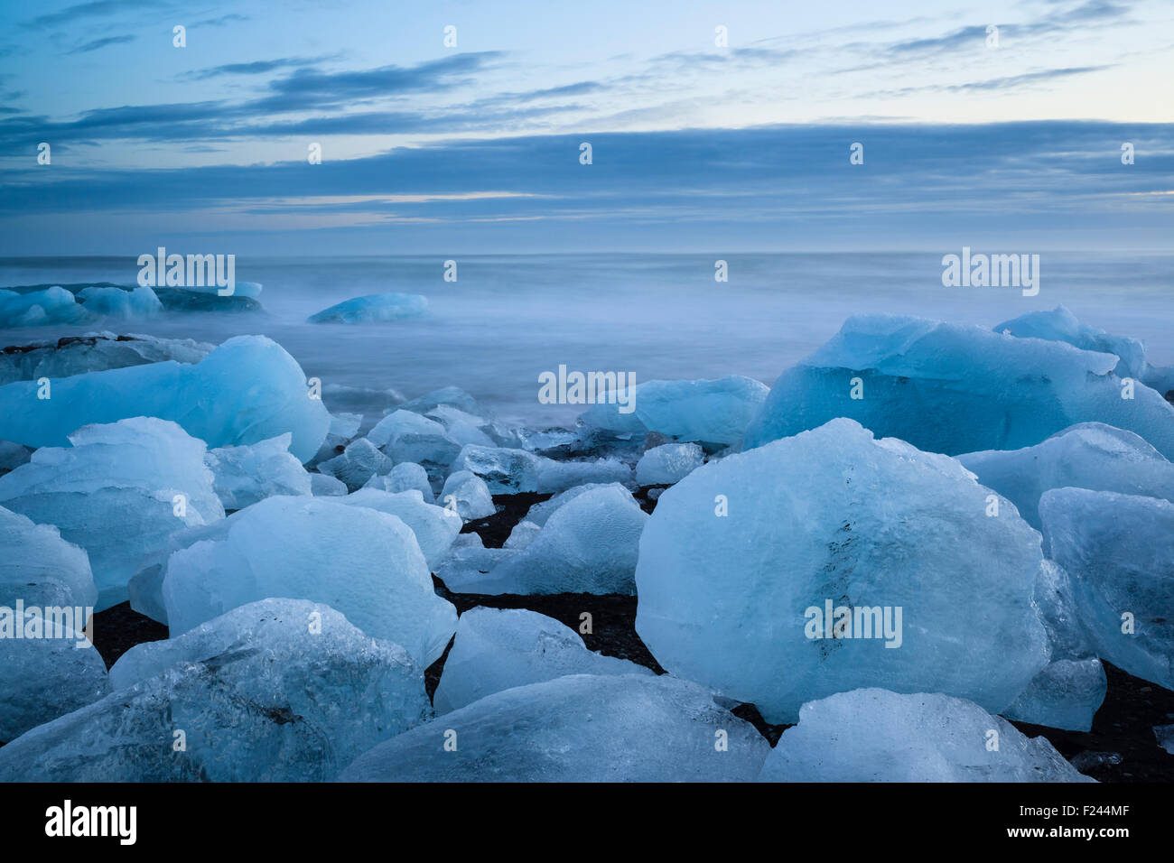 Eisberge von der Gletscherlagune Jökulsárlón angespült auf einem schwarzen vulkanischen Sandstrand. Süd-Island. Stockfoto